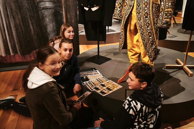 Ve skupinách hledali vybrané detaily a pracovali s doplňkovým obrazovým materiálem.