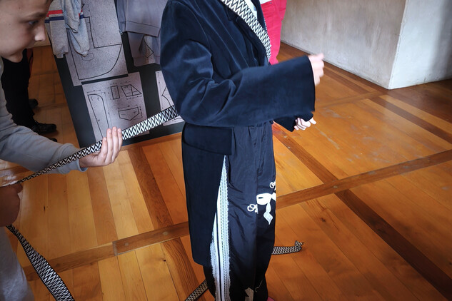 Děti si mohly vyzkoušet připravený frak. A dokonce chtěly frak ještě zkrášlit.