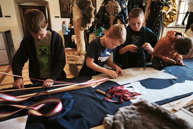 Měření v loktech a porovnávání.