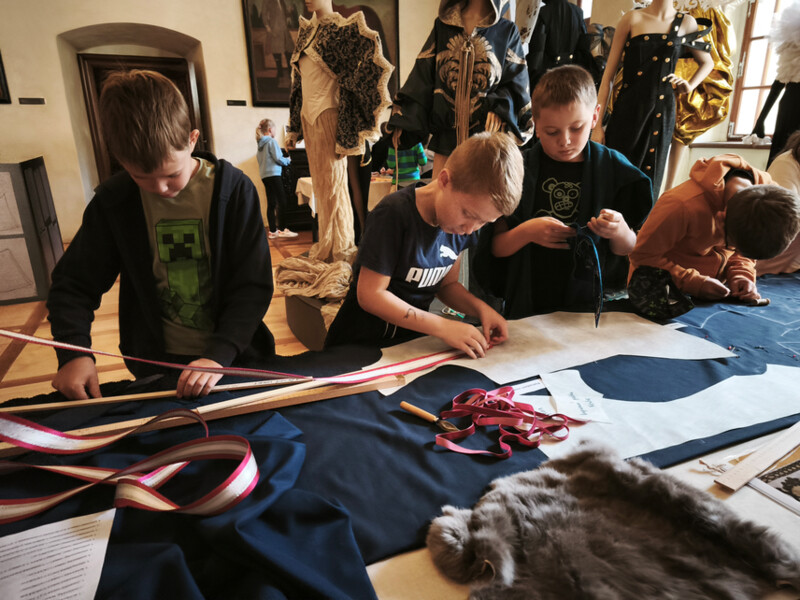 Měření v loktech a porovnávání.