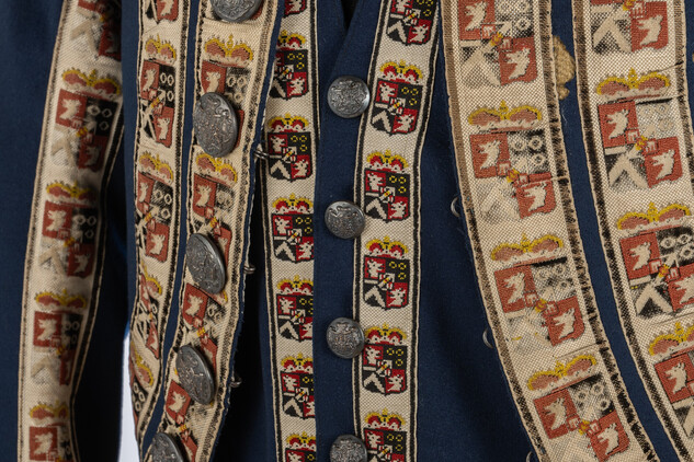Detail kabátu a vesty livreje rodu Windischgrätzů, vlněné sukno, hedvábné porty, CD Plasy