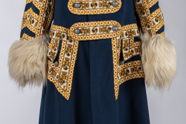 Kožich kočího rodu Clam Gallasů, vlněné sukno, hedvábné porty, ovčí kožešina, konec 19. století, SZ Frýdlant