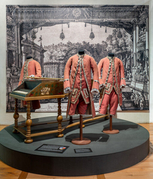 Livreje hudebníků zámeckého orchestru rodu Schwarzenbergů, vlněné sukno, stříbrné dracounové porty, 60.léta 18.století, SZ Č. Krumlov