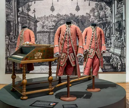 Livreje hudebníků zámeckého orchestru rodu Schwarzenbergů, vlněné sukno, stříbrné dracounové porty, 60.léta 18.století, SZ Č. Krumlov