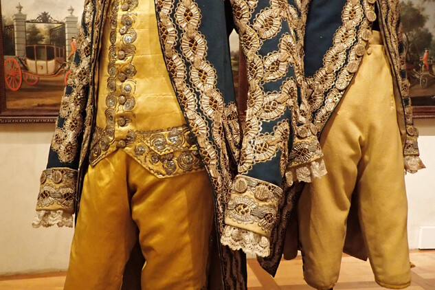 Galalivreje rodu Schwarzenbergů, vlněné sukno, hedvábný satén, dracounové porty, 2.polovina 18.století, SZ Č. Krumlov