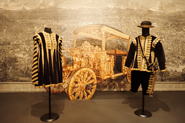 Livreje trabentů, doprovázejících tzv. Zlatý vůz rodu Eggenbergů, samet, zlaté dracounové porty a aplikace, 1638, SZ Č. Krumlov