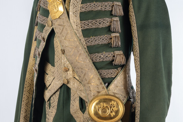 Slavnostní uniforma lesmistra rodu Clam Gallasů, vlněné sukno, zlaté dracounové porty, 2.polovina 19.století, SZ Frýdlant